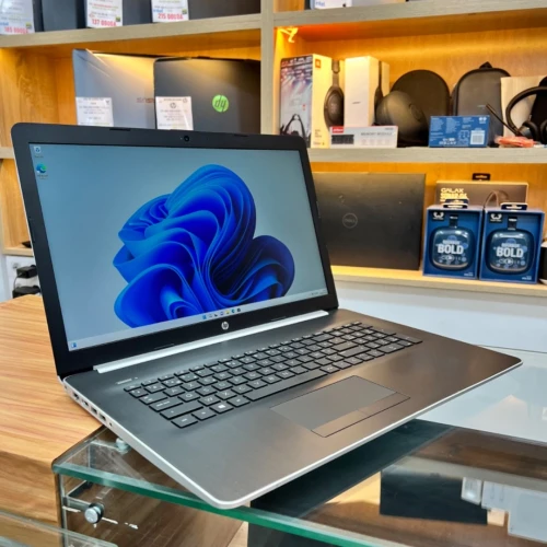 HP 17 RYZEN 5 3500U 8GB RAM 512GB SSD