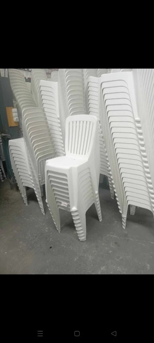 Table blanche en plastique