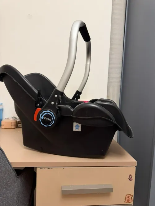 Lit bébé + Siège auto + Trotteur à vendre
