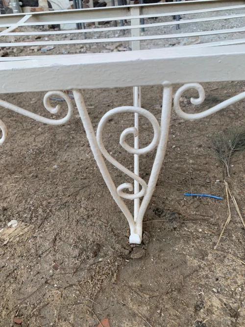 Table ou métal et trois lits ou métal