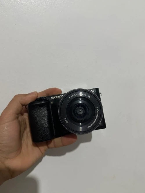 Sony a 6000 9k clic etat 9/10 avec kitlens et objectif 55/210 / batrie et chargeur
