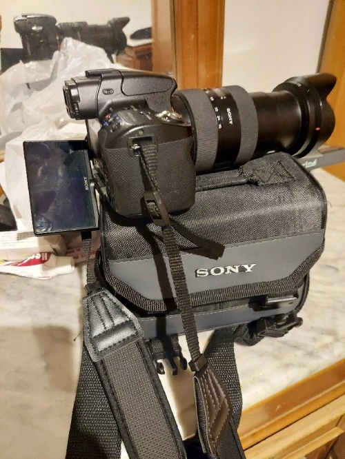 Appareil photo vidéo Sony pro avec sa pochette et chargeur venu d'Europe