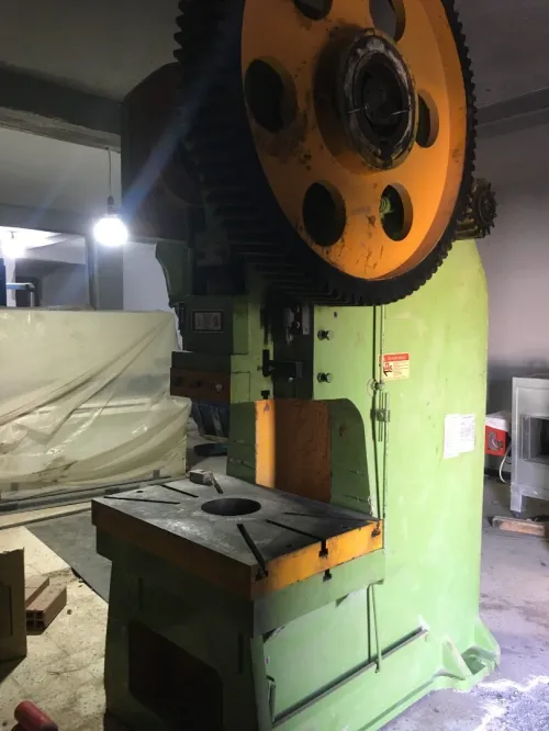 Presse poinçonneuse 100T