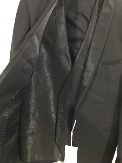 À vendre costumes et chemises en gros seulement 