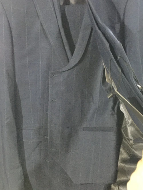 À vendre costumes et chemises en gros seulement 