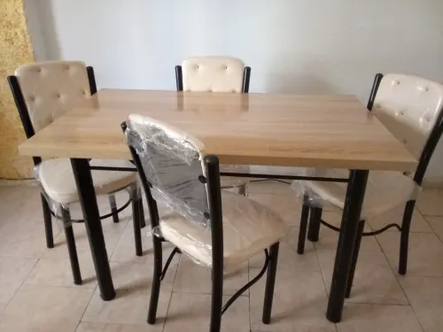 Une table a manger 