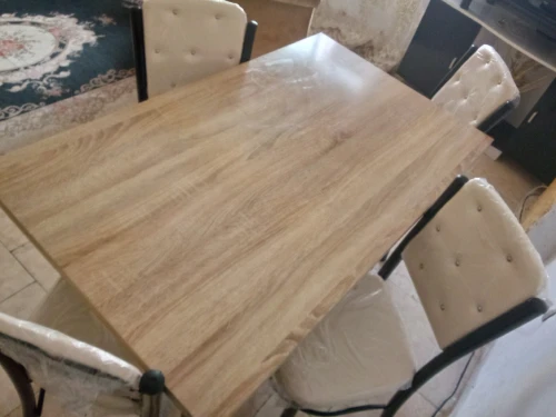 Une table a manger 