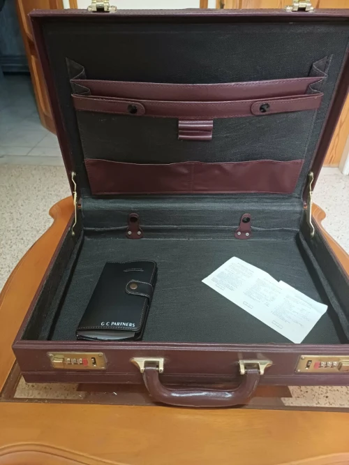 Valise diplomatique neuve   حقيبة سفر دبلوماسية جديدة تمامًا،