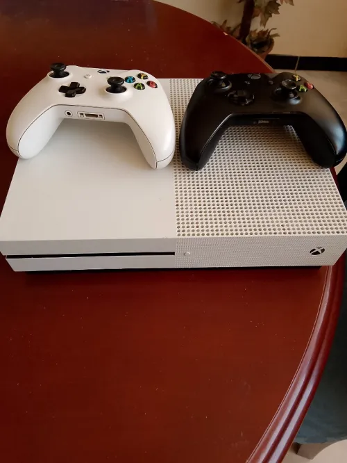 Xbox one s avec 2 manette