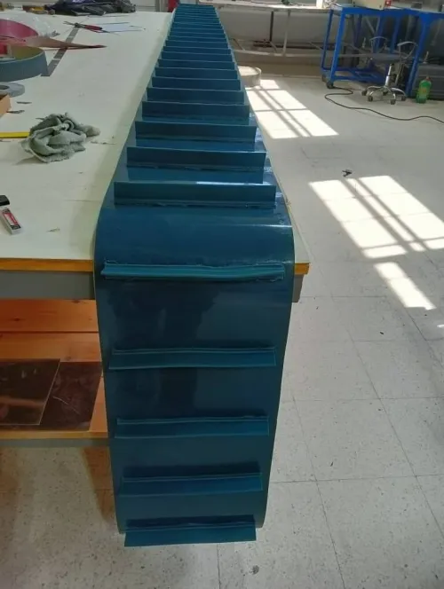 Bande transporteuse en PVC avec Tasseaux