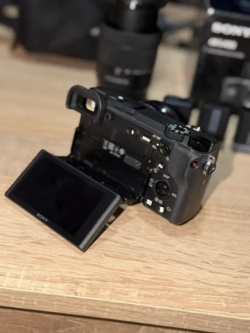 Sony A6400 Noir + Objectif E PZ 16-50 mm f/3.5-5.6 OSS + Objectif E 18-135 mm f/3.5-5.6 OSS + chargeur externe + 2 batterie + Sacoche