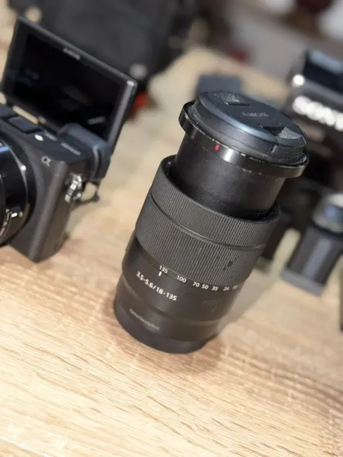 Sony A6400 Noir + Objectif E PZ 16-50 mm f/3.5-5.6 OSS + Objectif E 18-135 mm f/3.5-5.6 OSS + chargeur externe + 2 batterie + Sacoche