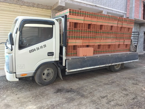 CAMION PLATEAU TRANSPORT MARCHANDISES 