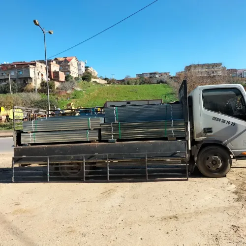 CAMION PLATEAU TRANSPORT MARCHANDISES 