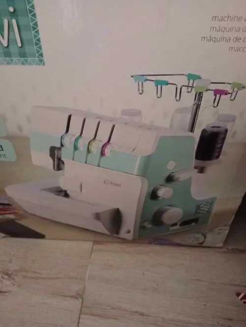 Machine à coudre surjeteuse