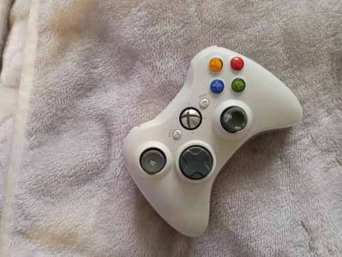 Lot a vendre xbox slim et fat flashé et des manettes et dvd collector de série original