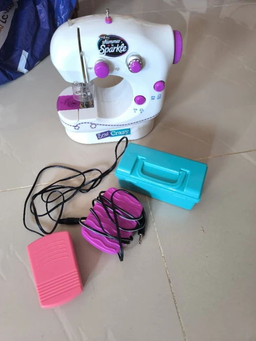 Poupée et machine à coudre