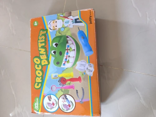 Poupée et machine à coudre