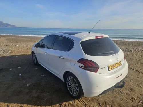 Peugeot 208 2015 Allure Facelift