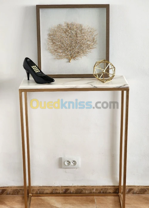Table Console Marbre Blanc L 65 x P 25 x H 87 cm Structure Métal traitée Antirouille Finition Dorée