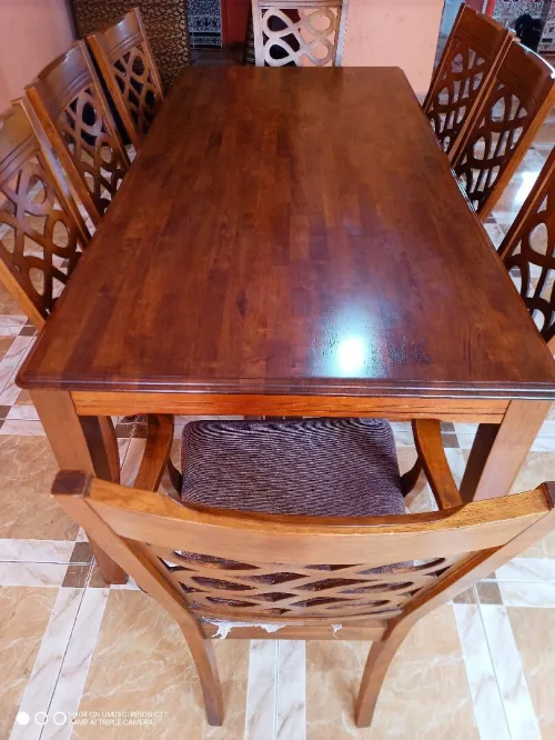 Table bois Malaisie 9/10 avec 8 chaises .  mesures 198/95
