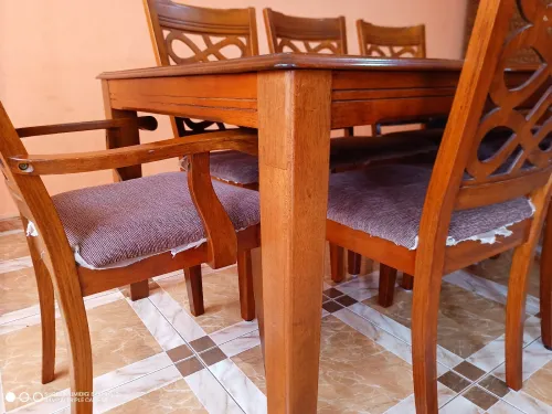 Table bois Malaisie 9/10 avec 8 chaises .  mesures 198/95