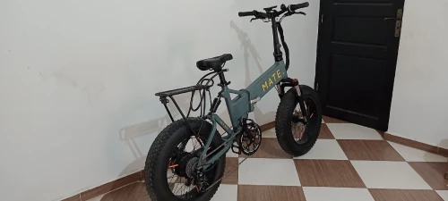 Vélo électrique pliable MATE Avec chargeur pro