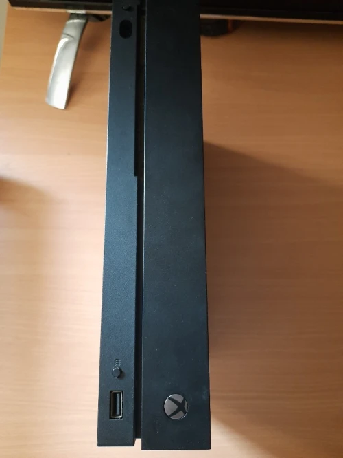 XBOX ONE X 1 TB + 3 MANETTES 