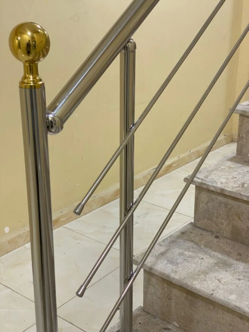 Rampe d'escalier en inox garde corps en inox et verre cabine de douche moderne