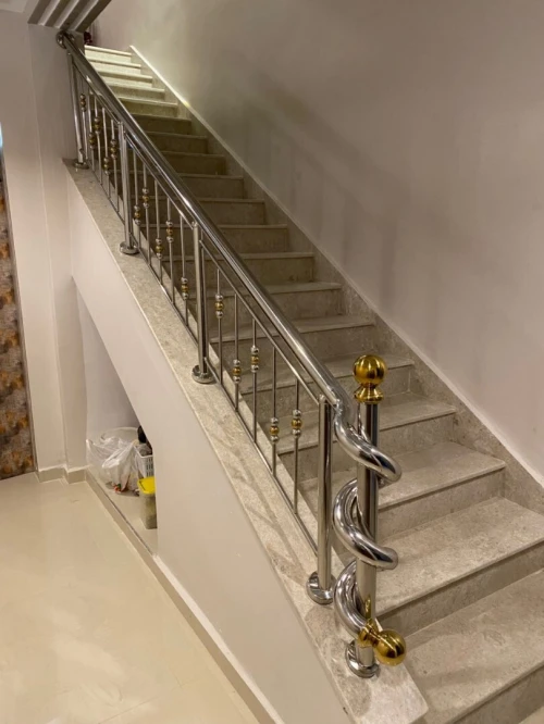 Rampe d'escalier en inox garde corps en inox et verre cabine de douche moderne