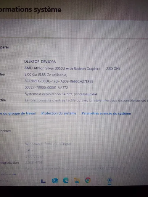 pc portable avec clavier et une souris sans fil  