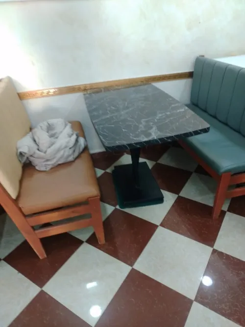 Vente équipement de restaurant  tables et chaises incluses