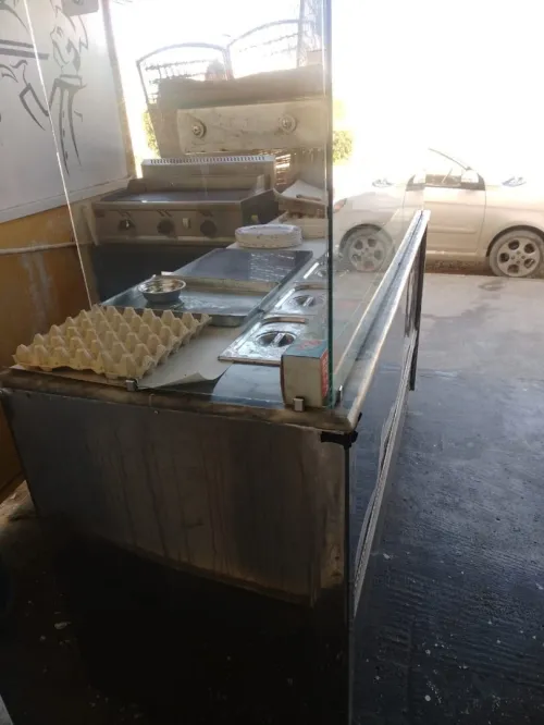 Vente équipement de restaurant  tables et chaises incluses