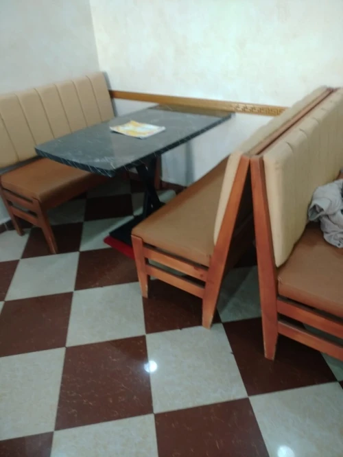Vente équipement de restaurant  tables et chaises incluses