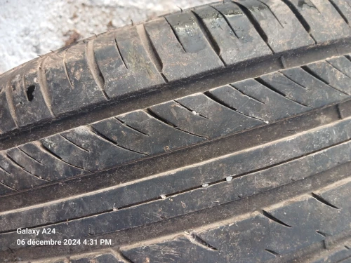Pneu r16 215 55