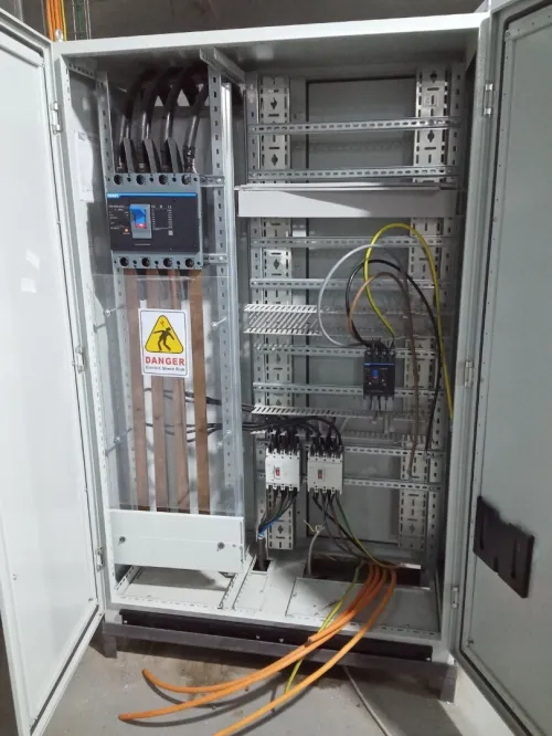 Installation électricité industriel et bâtiment les armoires travail professionnel bienvenue