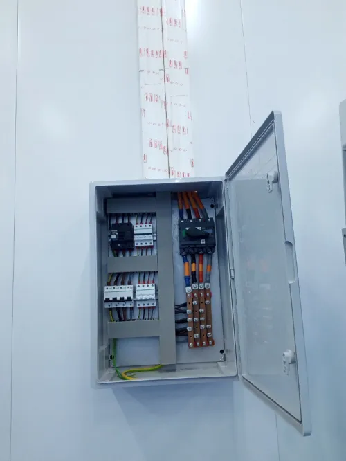 Installation électricité industrielle et cablage les armoires tirage de câble travail professionnel