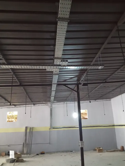 Installation électricité industrielle et cablage les armoires tirage de câble travail professionnel