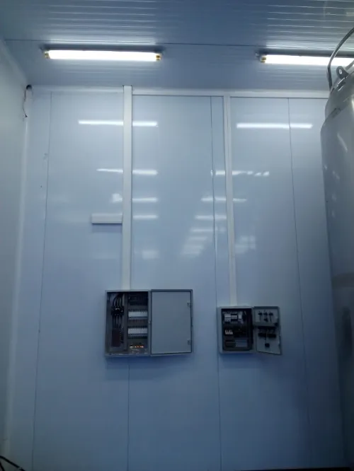 Installation électricité industrielle et cablage les armoires tirage de câble travail professionnel