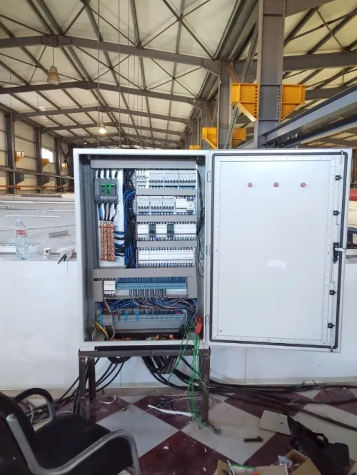 Installation électricité industrielle et cablage les armoires tirage de câble travail professionnel