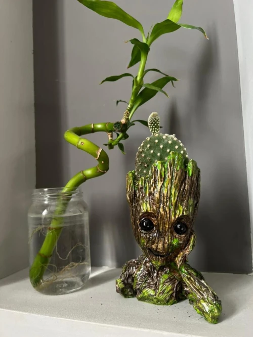 Groot figurine sculpture porte plante 