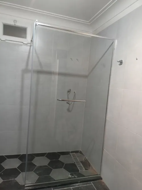  Rampe d'escalier en inox et garde corpe en verre trempé et cabine de douche en verre trempé 
