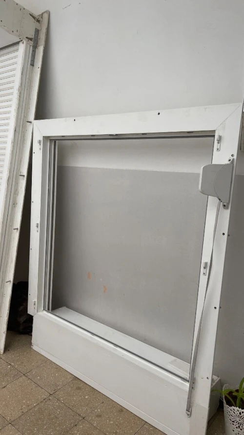 FENÊTRE À DOUBLE PORTE PVC OXXO