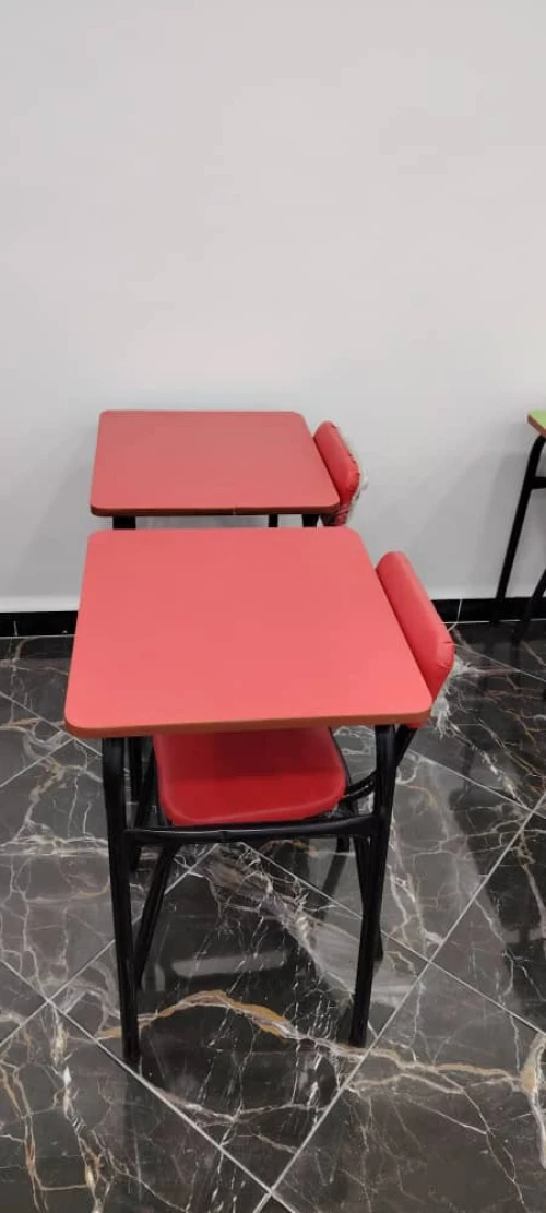 Bureaux, chaises et tables 
