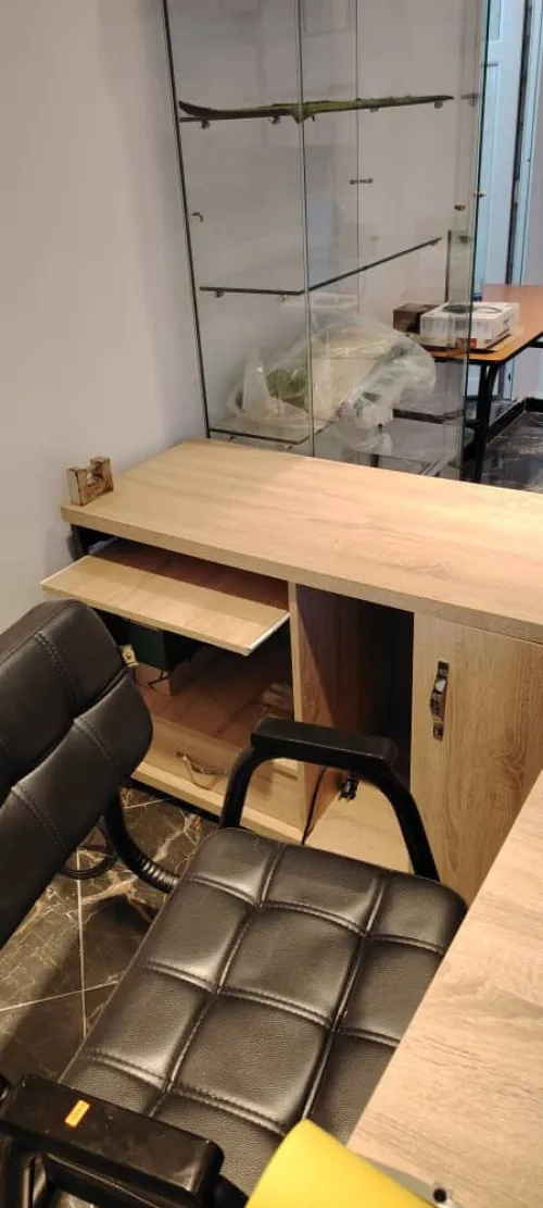 Bureaux, chaises et tables 