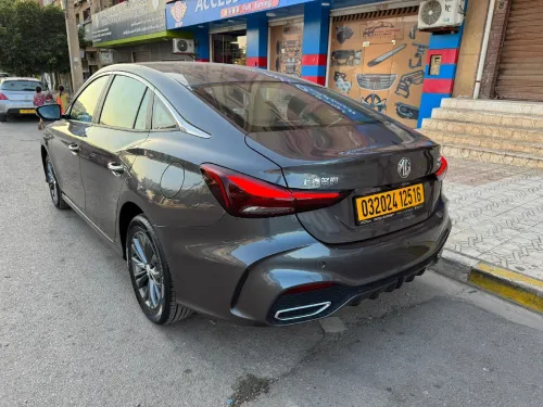MG MG5 2025 Luxury – Toit ouvrant, boîte auto.