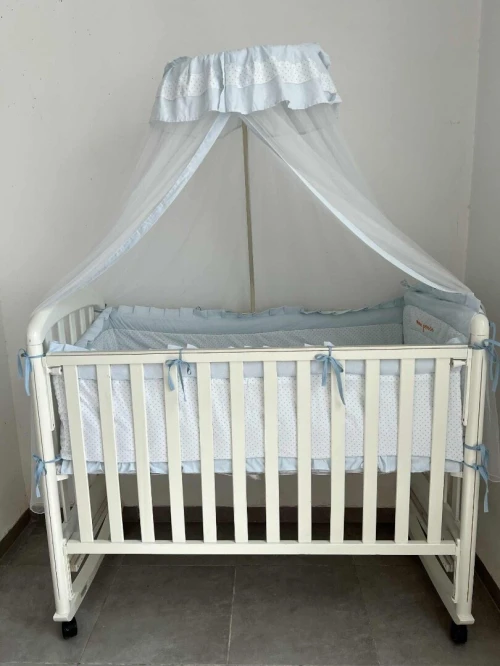 Berceau en bois hêtre avec matelas et tour de lit 