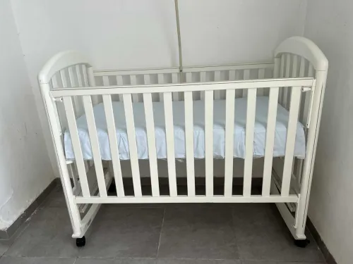 Berceau en bois hêtre avec matelas et tour de lit 