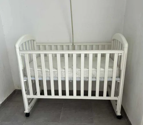 Berceau en bois hêtre avec matelas et tour de lit 