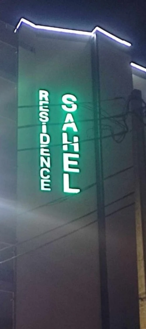 Panneau publicitaire et enseigne lumineuse 